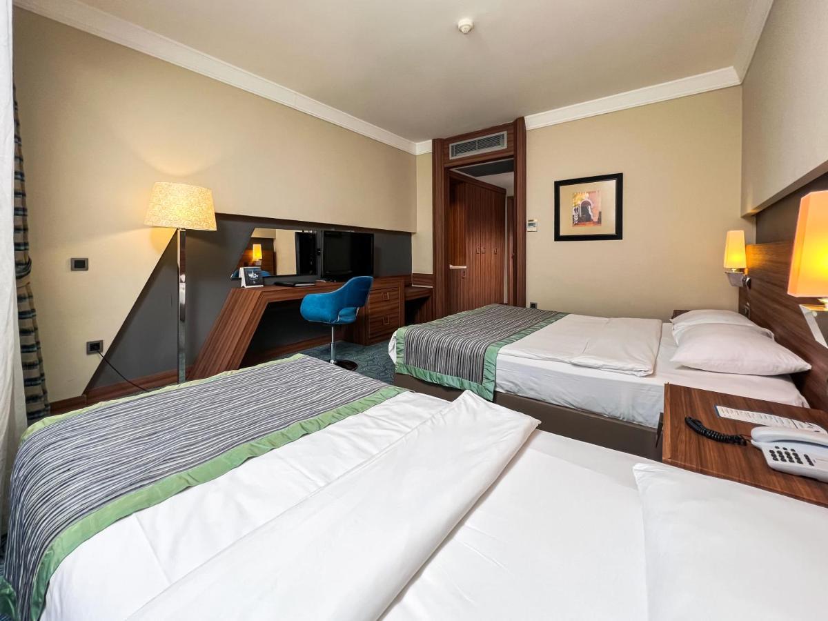 Spa Hotel Colossae Thermal Karahayit  Екстер'єр фото A room at the hotel
